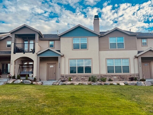 Foto del edificio - 4-Bedroom Herriman Townhome w/2-car Garage