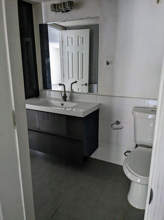 Foto del edificio - 4880 NW 22nd St