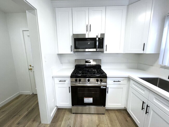 Building Photo - 4024-28 Lincoln