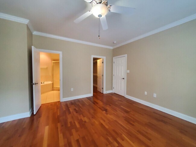 Foto del edificio - 1323 Woodland Dr