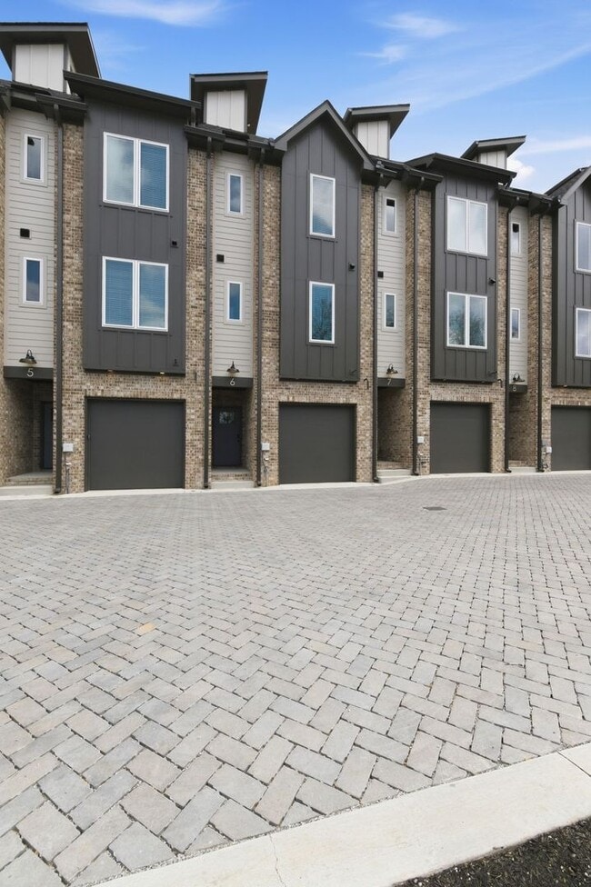 Building Photo - 6305 Robertson Ave
