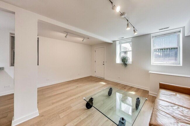 Foto del edificio - 2142 N Oakley Ave