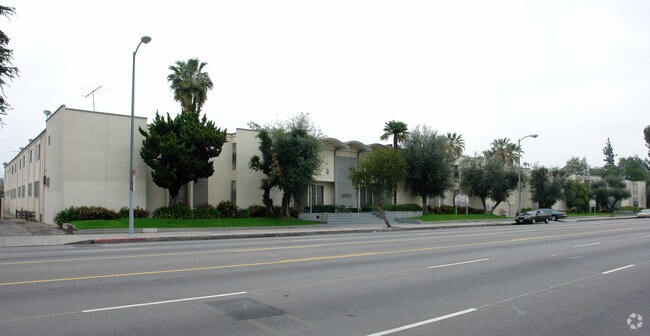 Foto del edificio - Windsor Village