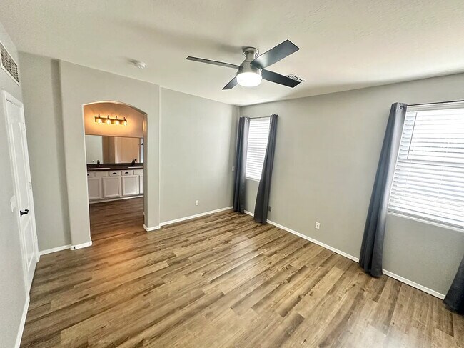 Building Photo - 12916 W Glenrosa Dr