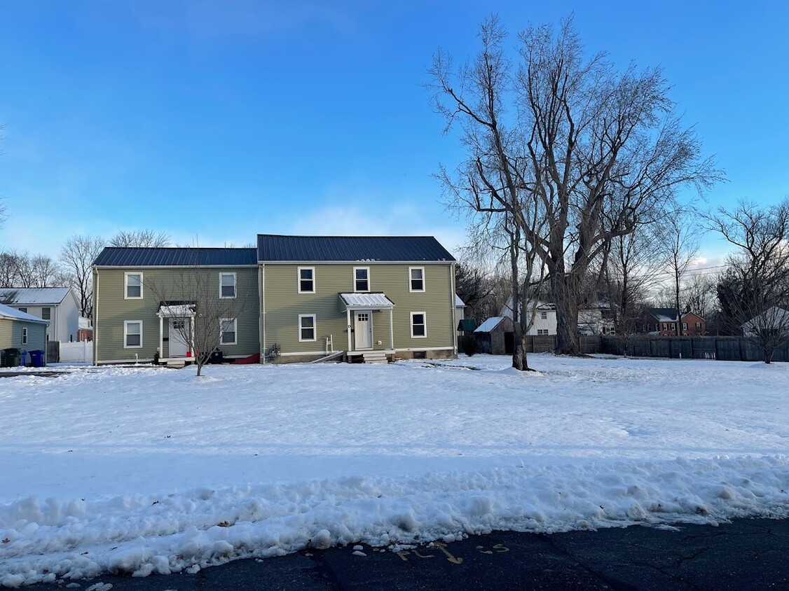 8 Maple Ave, Windsor Locks, CT 06096 Townhome Rentals in Windsor