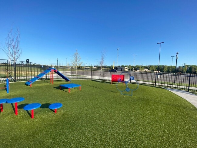 Building Photo - Decarsky Park Alex