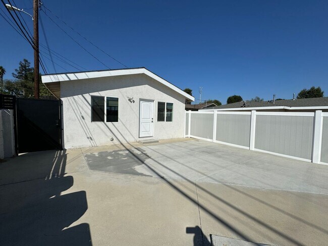Building Photo - All New 1 bedroom 1 bath ADU with a Privat...