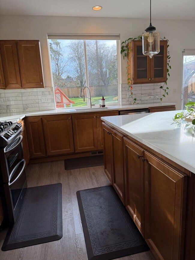 Foto del edificio - Spacious 3 Bed/2.5 Bath Federal Way Home.