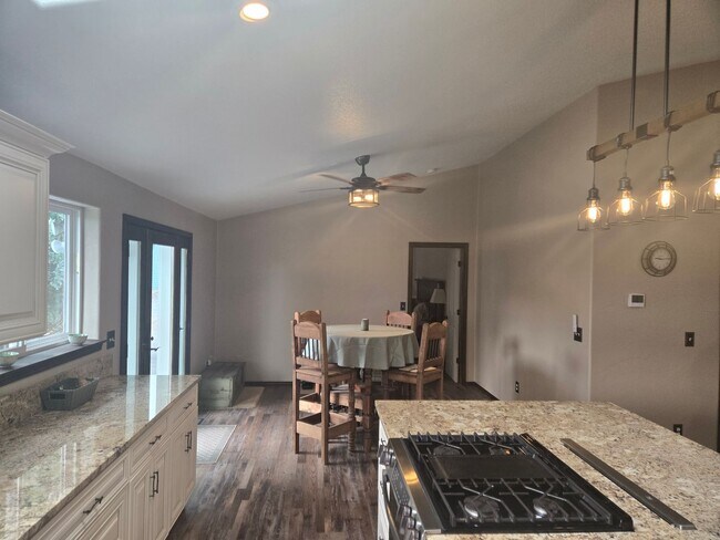 Foto del edificio - 6762 NW Larch Dr