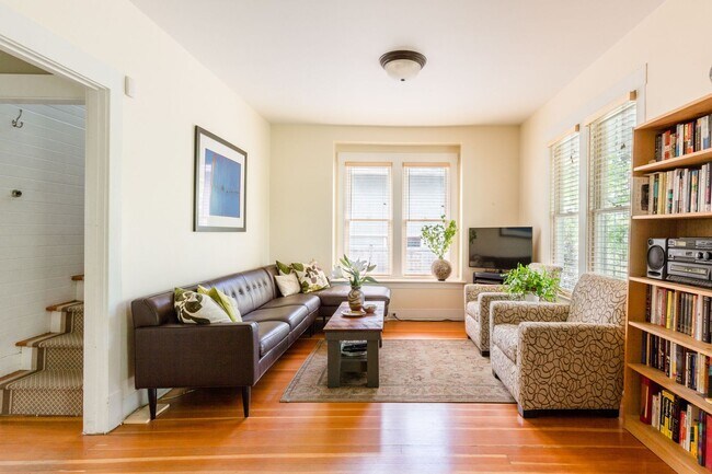 Building Photo - Madrona Home