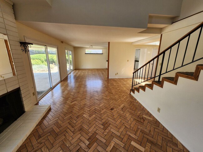 Foto del edificio - University City - Two Story House - Two Car Garage - 2589 S.F. - 4+ Bedrooms, 2.5 Baths