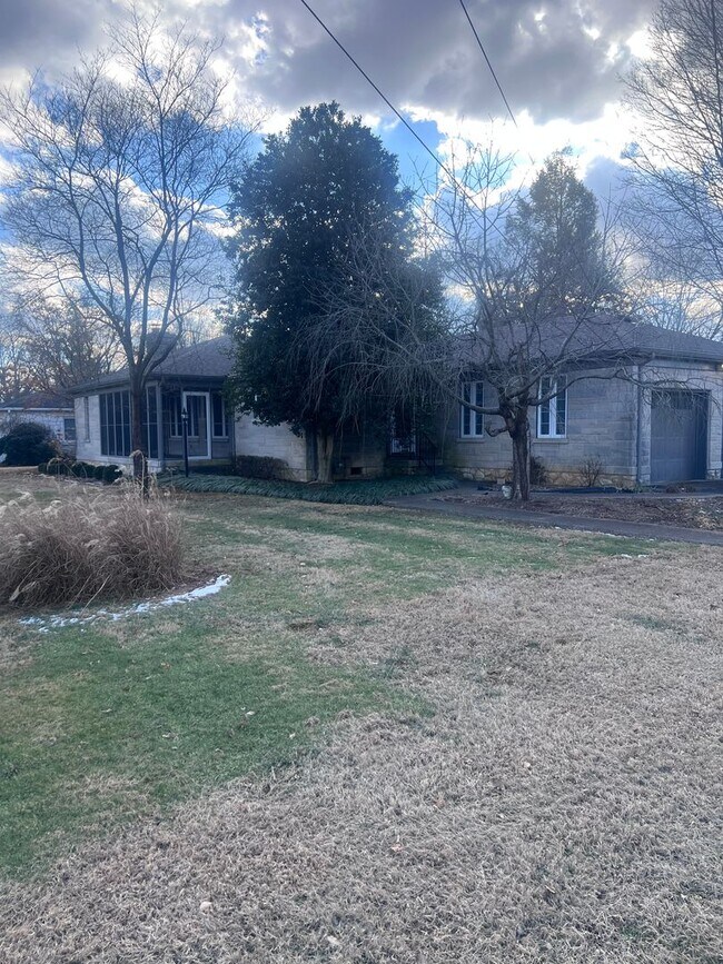 Building Photo - 611 Meadowlawn Ave
