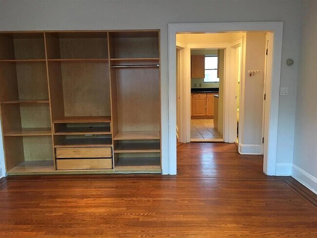 Building Photo - 95 Zabriskie St