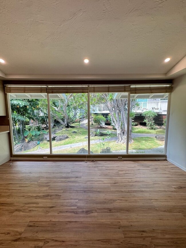 Foto del edificio - 3 BED, 2 BATH, 2 Parking with AC- Kalani I...