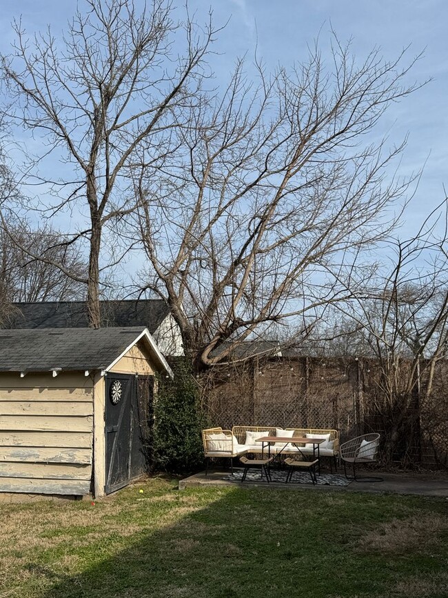 Building Photo - East Nashville cottage, 2BR 1 bath, fenced back, lawn care included, pet friendly