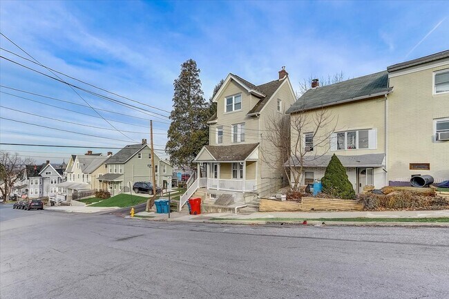 Building Photo - Off-Campus Student Housing Available June ...