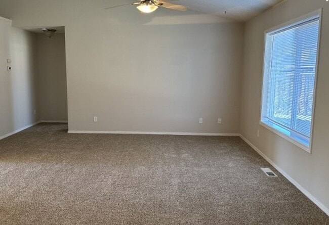 Building Photo - 3Bd/2Ba Single Story Home - Available to V...