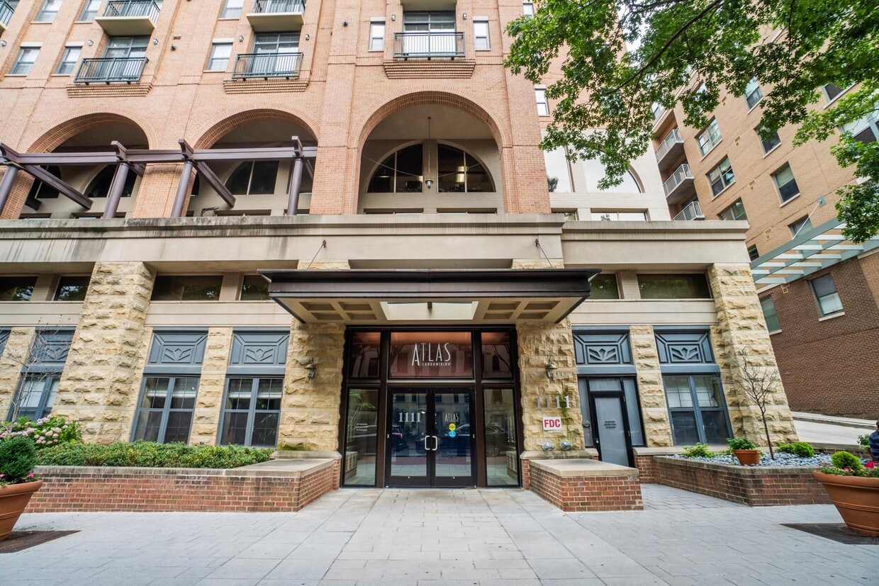 Foto principal - 1111 25th St NW