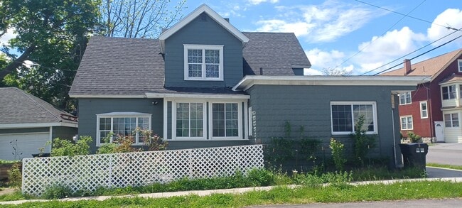 Building Photo - 303 Gere Ave