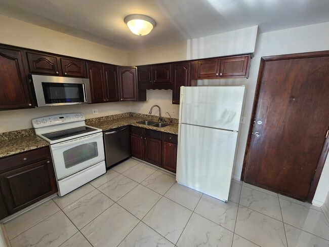 Building Photo - 872 S Plum Grove Rd