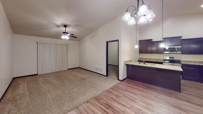 Building Photo - Stunning 3 Bed / 2 Bath Townhome in Northern Lights