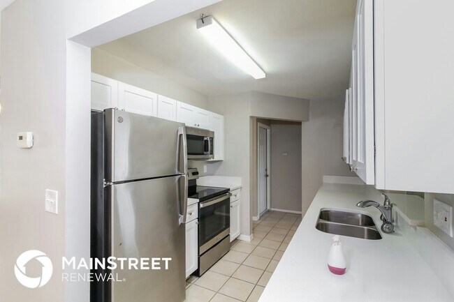 Building Photo - 649 Sheridan Dr