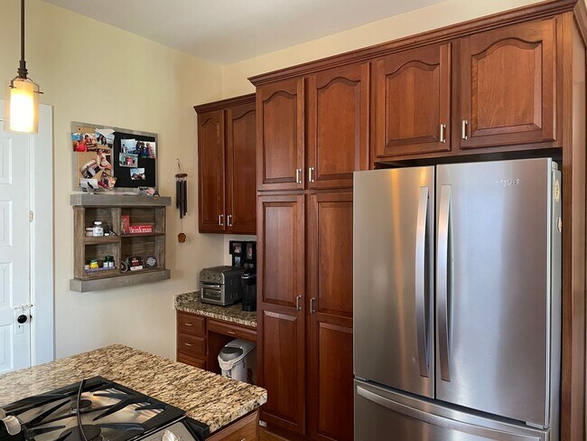 Foto del edificio - HYDE PARK SINGLE FAMILY HOME WITH OFF-STREET PARKING AND PATIO