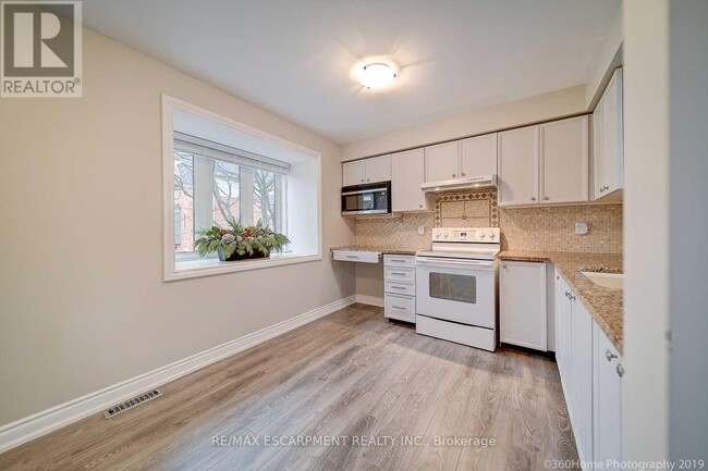 Building Photo - 2300 Brays Ln
