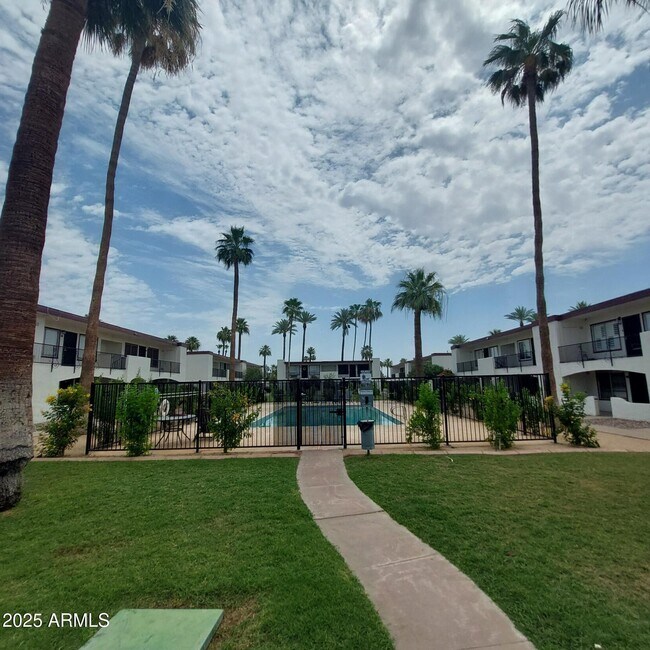Foto del edificio - 240 Old Litchfield Rd