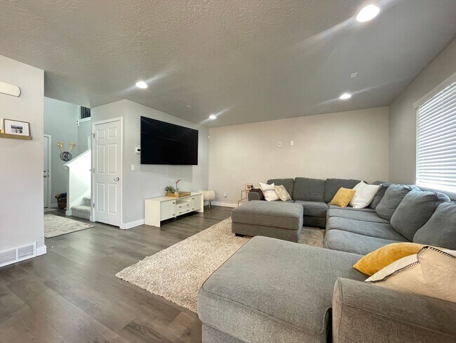 Foto del edificio - Great Home Available August 1.