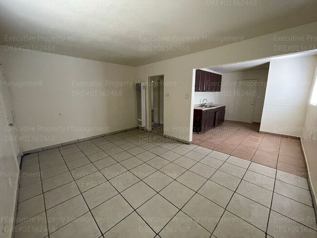 Building Photo - 2 bedroom 1 bathroom house.