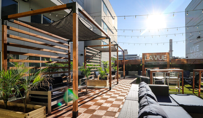 Terraza junto a la piscina y cabañas - Vie Lofts at San Marcos