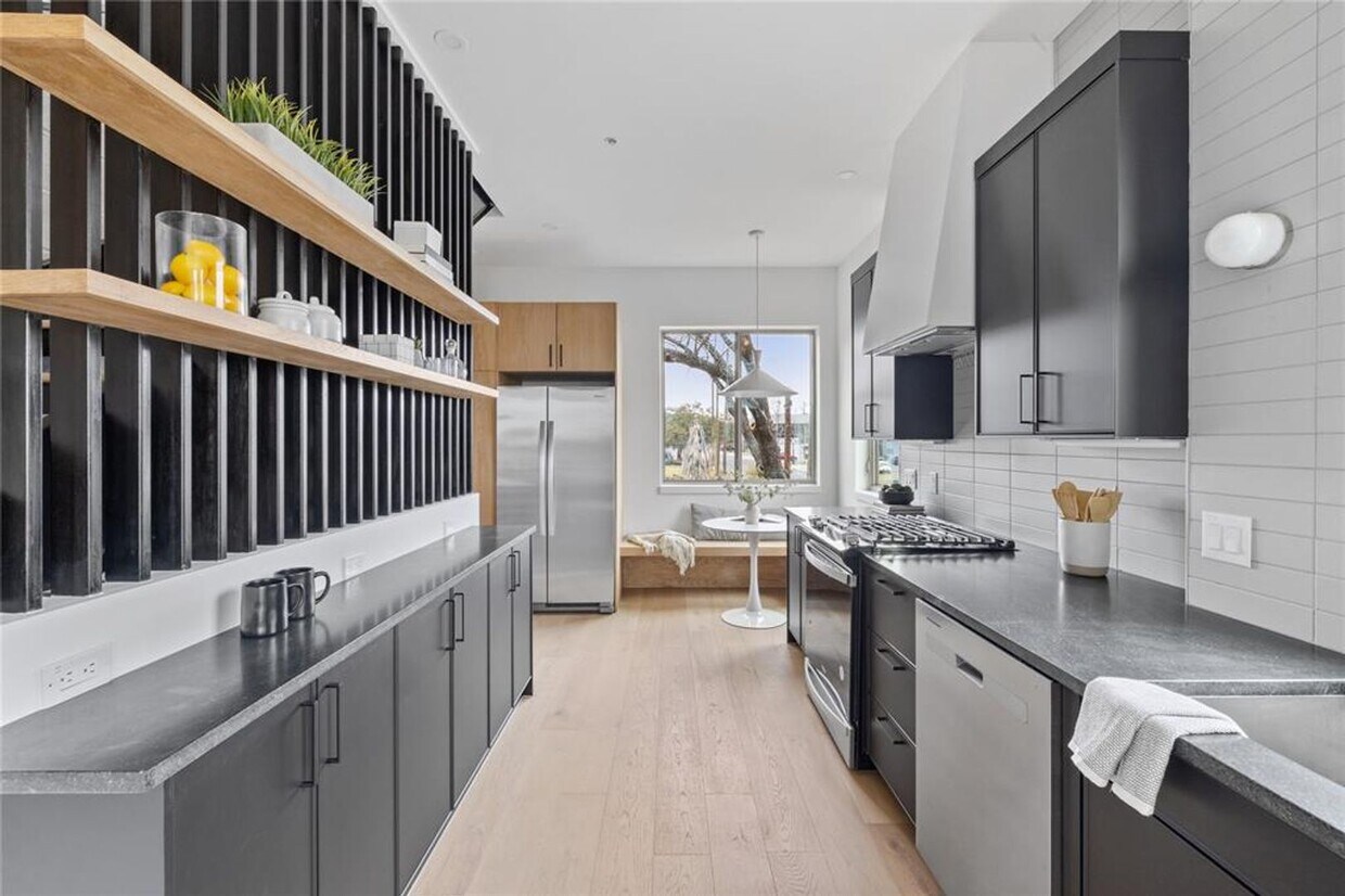 Foto principal - Stunning 2-bed/2-bath Condo Available For ...