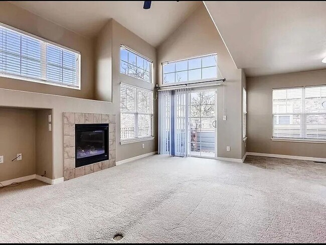 Foto del edificio - Incredible 2 bedroom Townhouse across from...