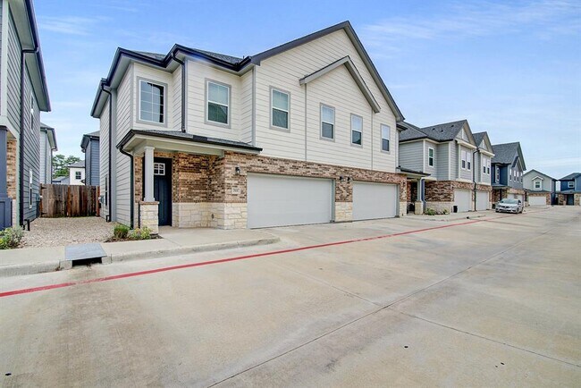 Foto del edificio - 28325 Birnham Woods Dr