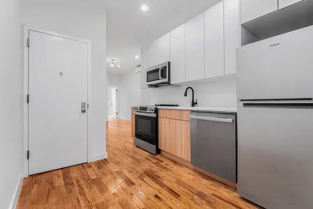 Foto del edificio - 3 bedroom in ASTORIA NY 11103