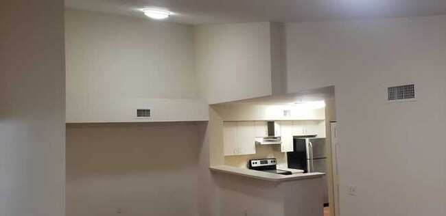 Foto del edificio - SPACIOUS 2BED/2BATH NEW FLOORING NICE VIEW...