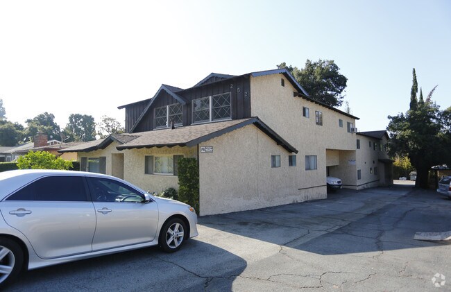 Building - 252 Mariposa Ave