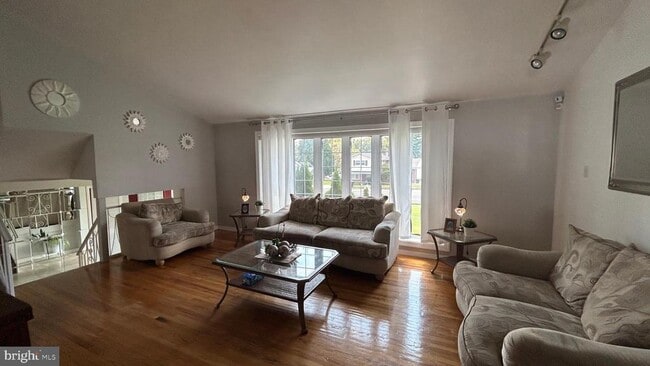 Foto del edificio - 121 Kingfield Rd