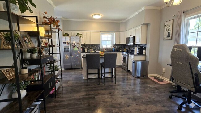 Foto del edificio - Welcome to this 3 bedroom 3 Bull Bathroom home with a Basement