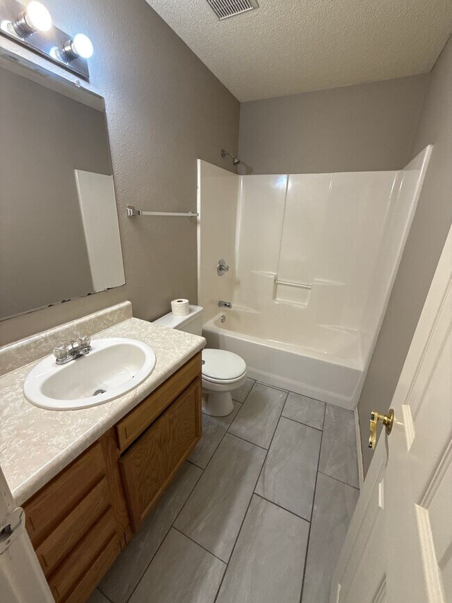 Foto del edificio - 3 bed, 2 bath, 2 car garage House, yard care included