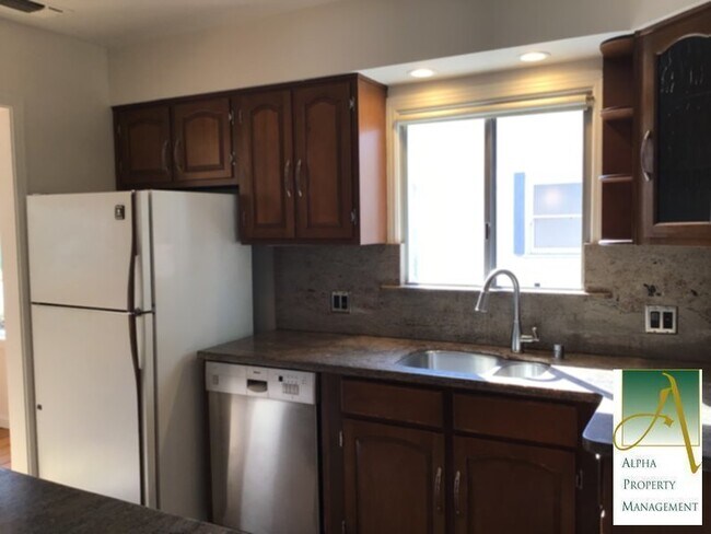 Foto del edificio - House and yards have upgrades