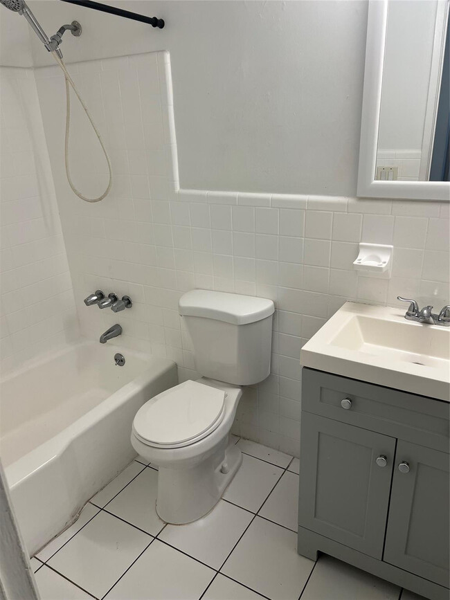 Building Photo - 1810 E Oakland Park Blvd