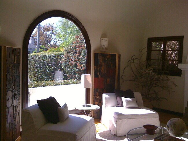 La luz del sol desde la ventana con forma de arco en Pours - 9135 Gibson St