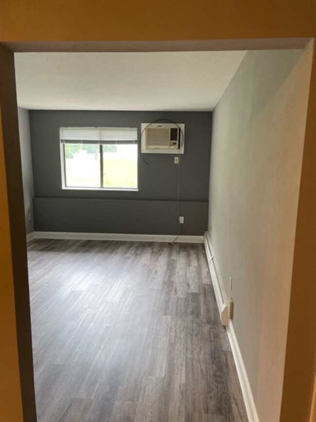 Building Photo - BR - 1425 Bodwell 3