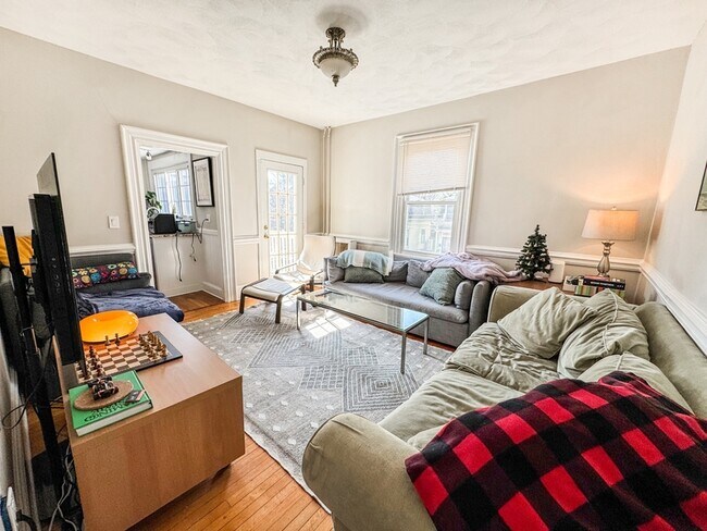 Building Photo - 68 Pleasant St