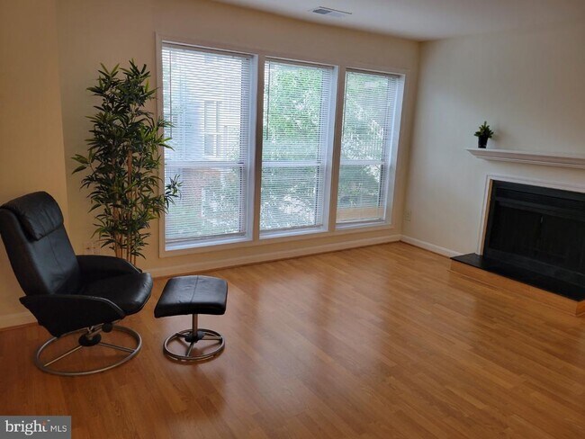 Foto del edificio - 3178 Summit Square Dr