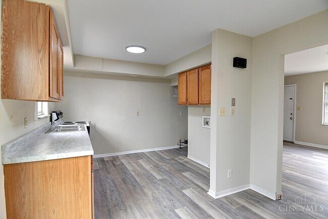 Building Photo - 3210 Beatrice Dr