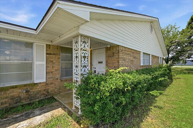 Building Photo - 31092 US-82