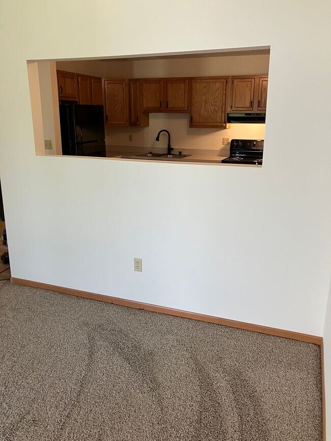 Building Photo - Charming 2-Bedroom Ranch in Peaceful Piqua...